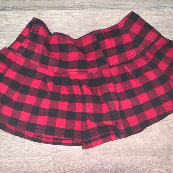 Size 11 BeBop plaid buttoned skirt. - Picture 3 of 4